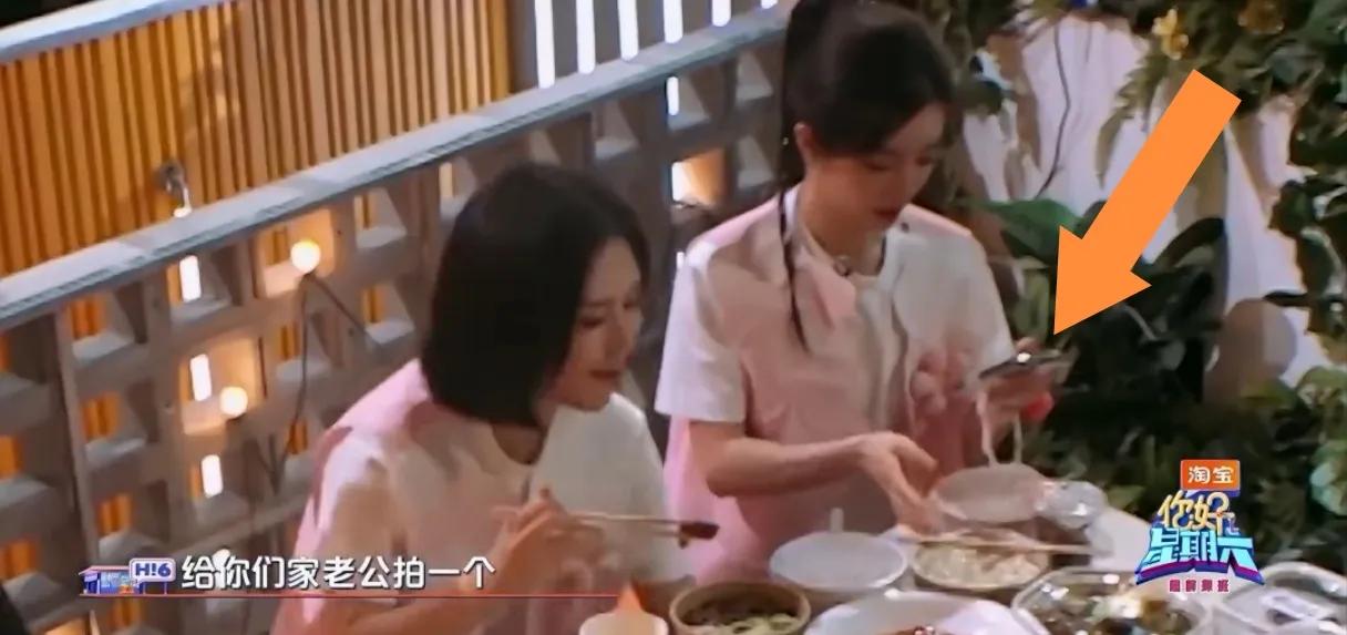 谢娜看到李晟接过美食，反手就给李佳航发了一个图。谢娜不由自主的“哇”的一声。