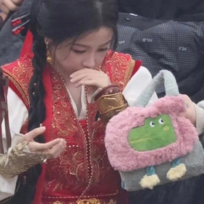 哈哈哈虞书欣用的热水袋是小鳄鱼