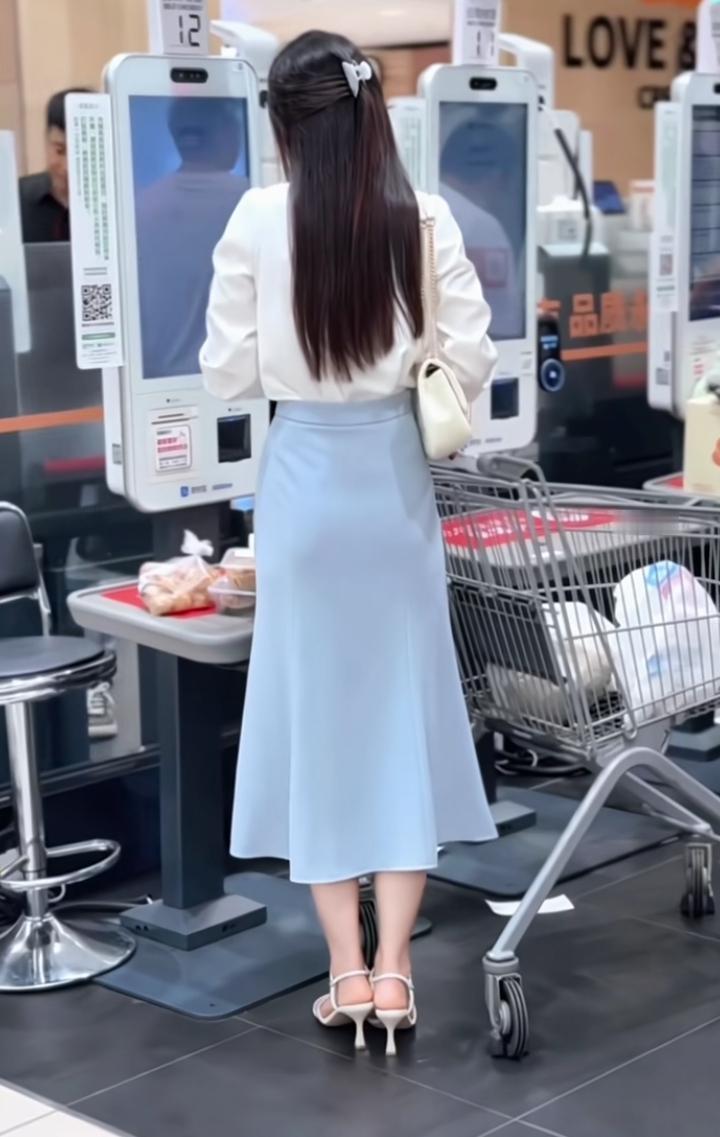 大家猜猜这个小姐姐正面怎么样？