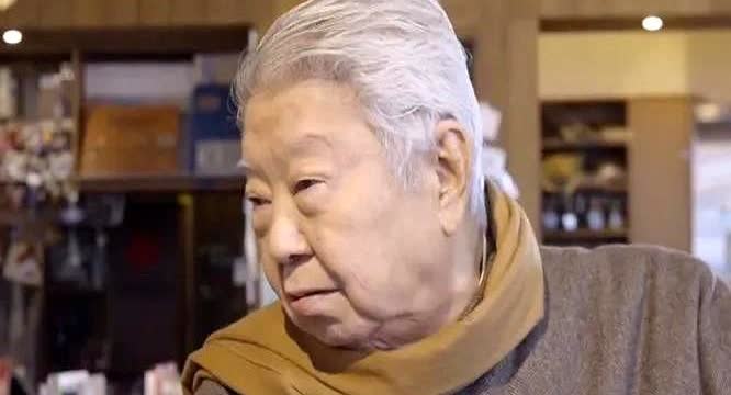 王石的夫人田朴珺采访蔡澜：“你能同时谈四五个女朋友？”蔡澜说：“没问题。”又说了