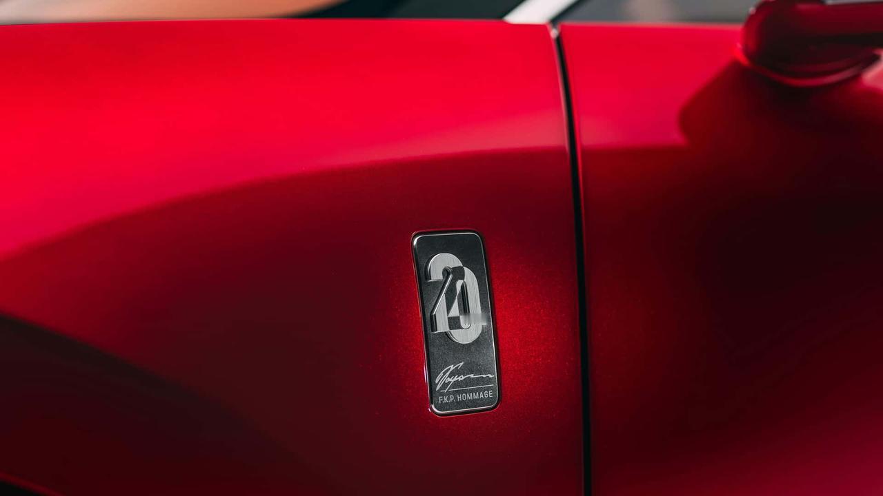 新款布加迪向初代威龙及其创造者费迪南德·卡尔·皮耶希教授致敬。布加迪推出FKP