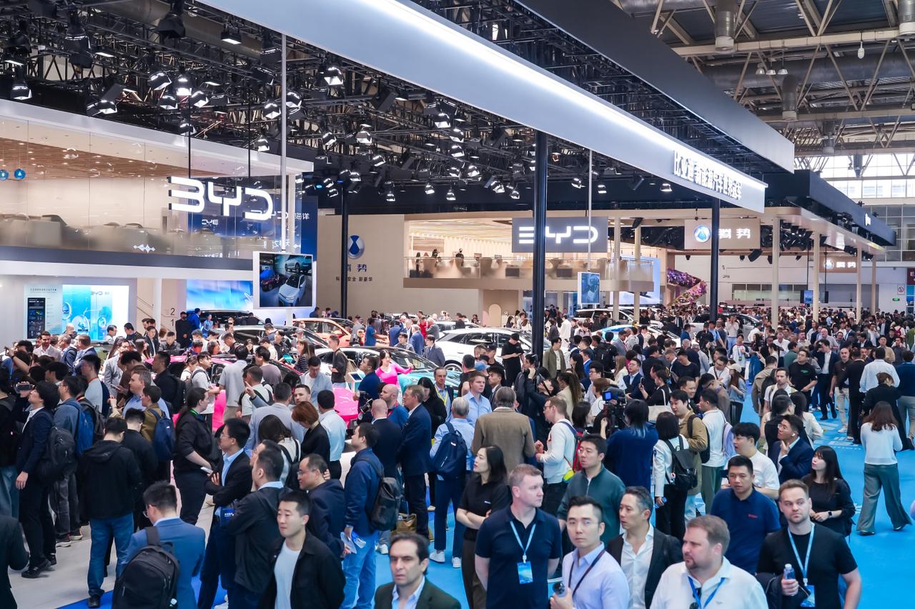 明星老外集体奔赴！北京车展E3馆比亚迪人气有多顶？4月24日，2