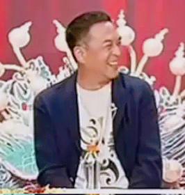 张嘉译坐在董宇辉直播间，那个表情太不对劲了，不是那种一本正经、严肃客气，而是