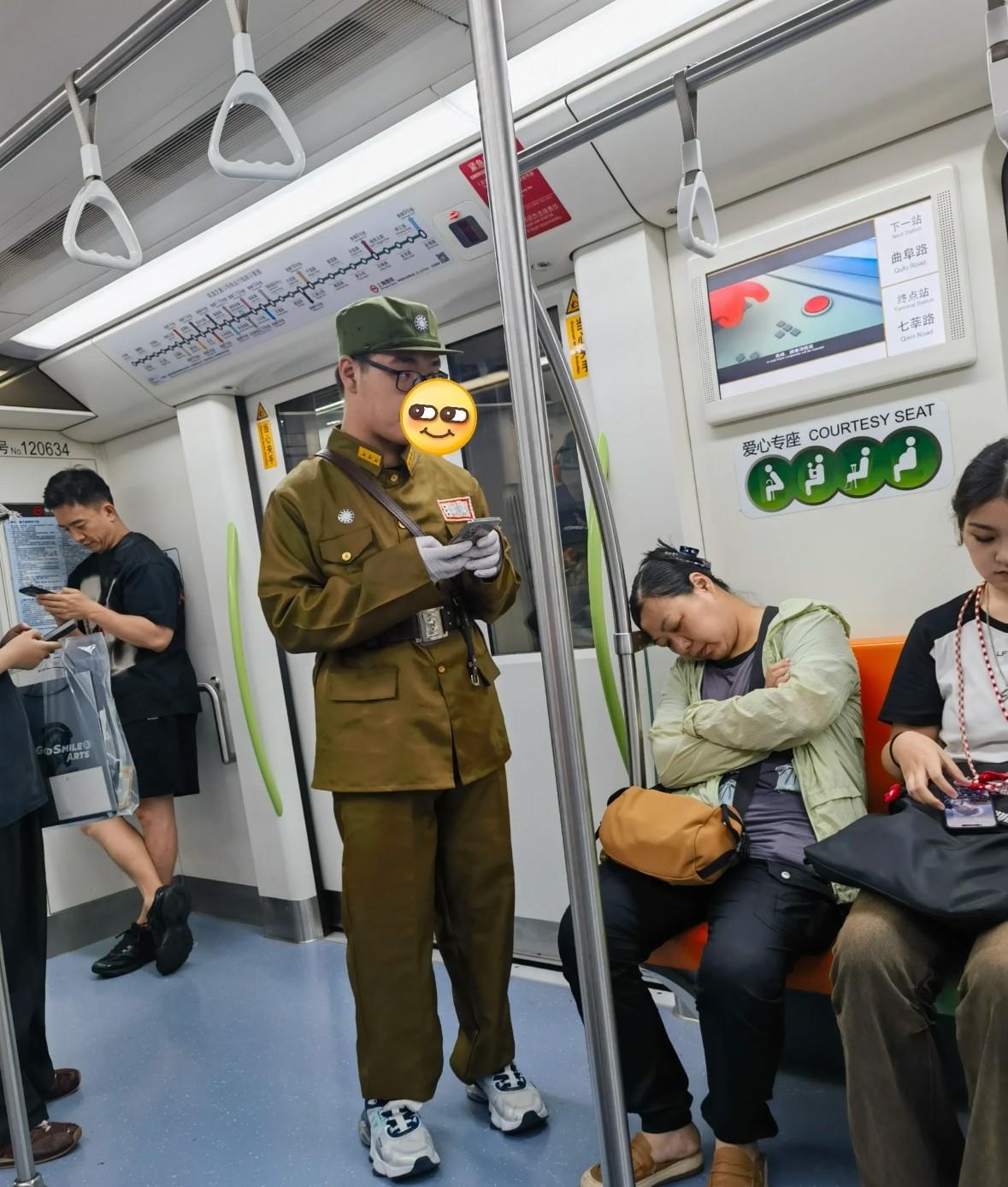 地铁上的一幕｜这样穿合适吗