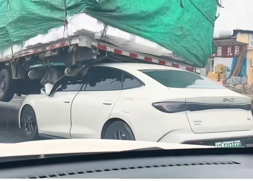 虽然说前面货车抽的是泡沫，但比亚迪能钻车底并把拖挂车抬高，说明了比亚迪的车架还算