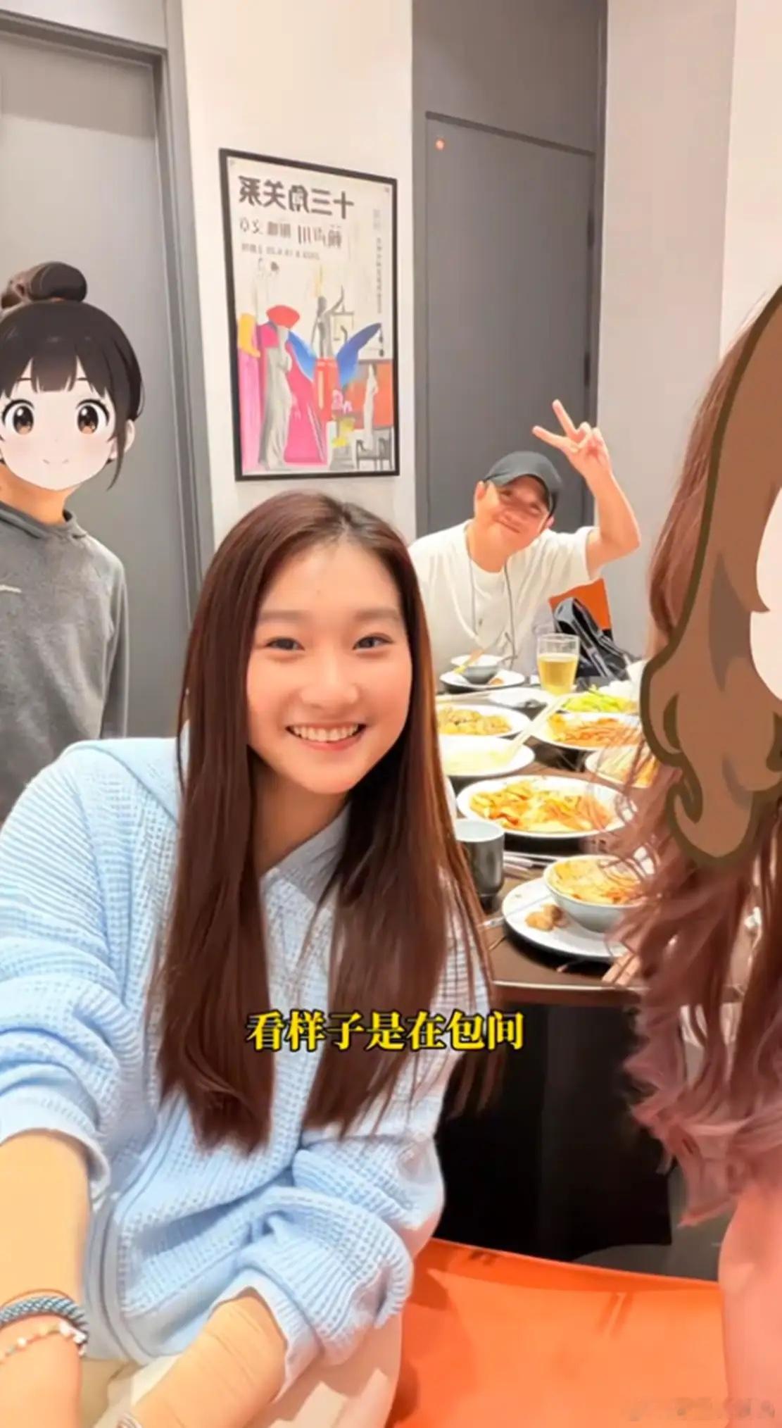 马伊琍17岁大女儿爱马带着妹妹到爸爸文章开的饭馆吃饭，当日，文章饭馆人超级多，文