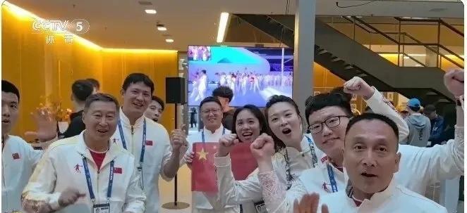 惠若琪和陈展以助理教练身份出征世界大学生运动会，而近期忙于青少年排球推广工作的张