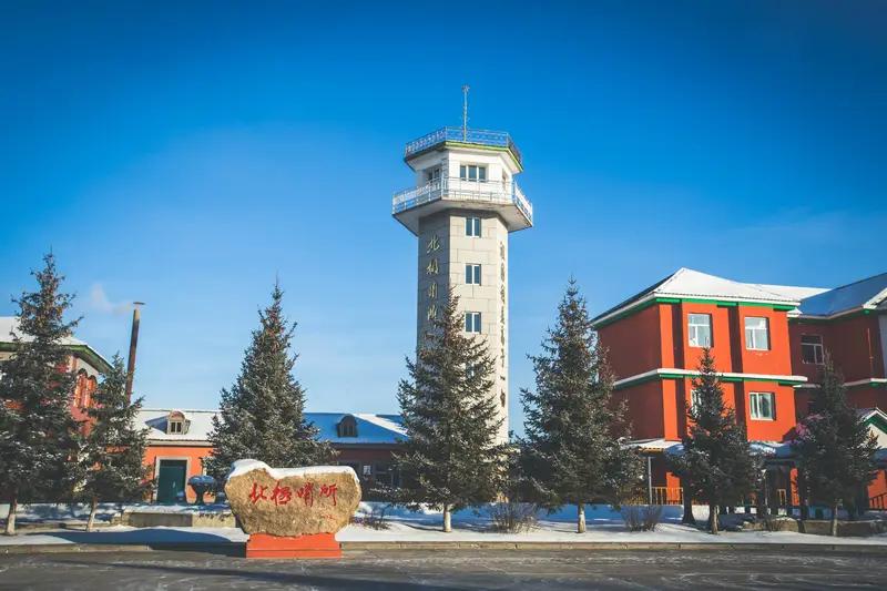 漠河哨兵冰雕般屹立被误认为假人近日，黑龙江漠河最北哨所的哨兵火了。一批游客游玩