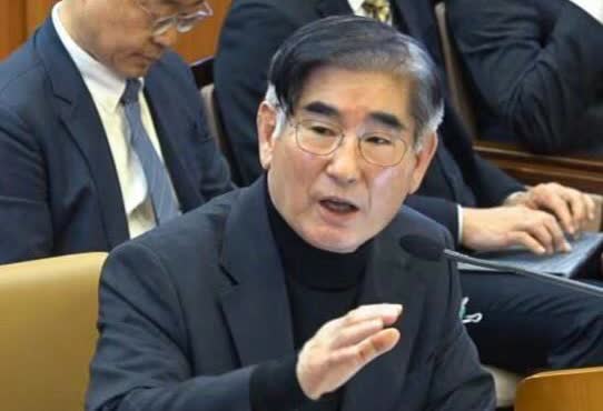 11日韩国前国防部长金龙显效仿前总统尹锡悦拒绝出庭受审，庭审陷入停滞。其辩护团队