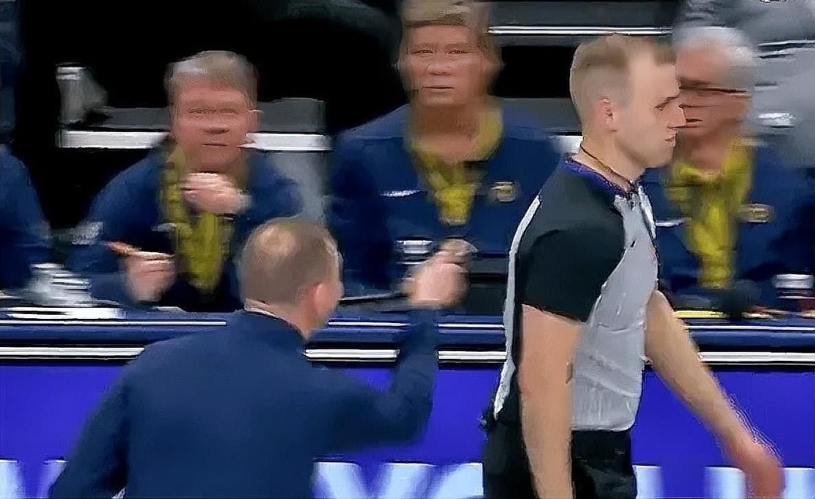 掘金主帅阿德尔曼输破防了！在今日掘金主场迎战的火箭的第四节比赛中，阿德尔曼不满