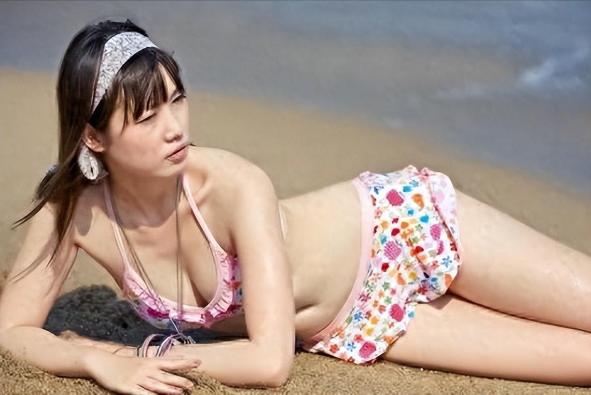 她被评为最红“裸模”，拍摄尺度大胆引争议，如今41岁未结婚。褪去十几年前全网沸腾