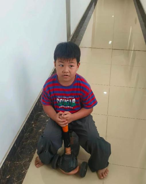 “太意外了！”河南，一名7岁男孩因太想念舅舅，趁奶奶做饭时，偷偷扛上滑板独自出门