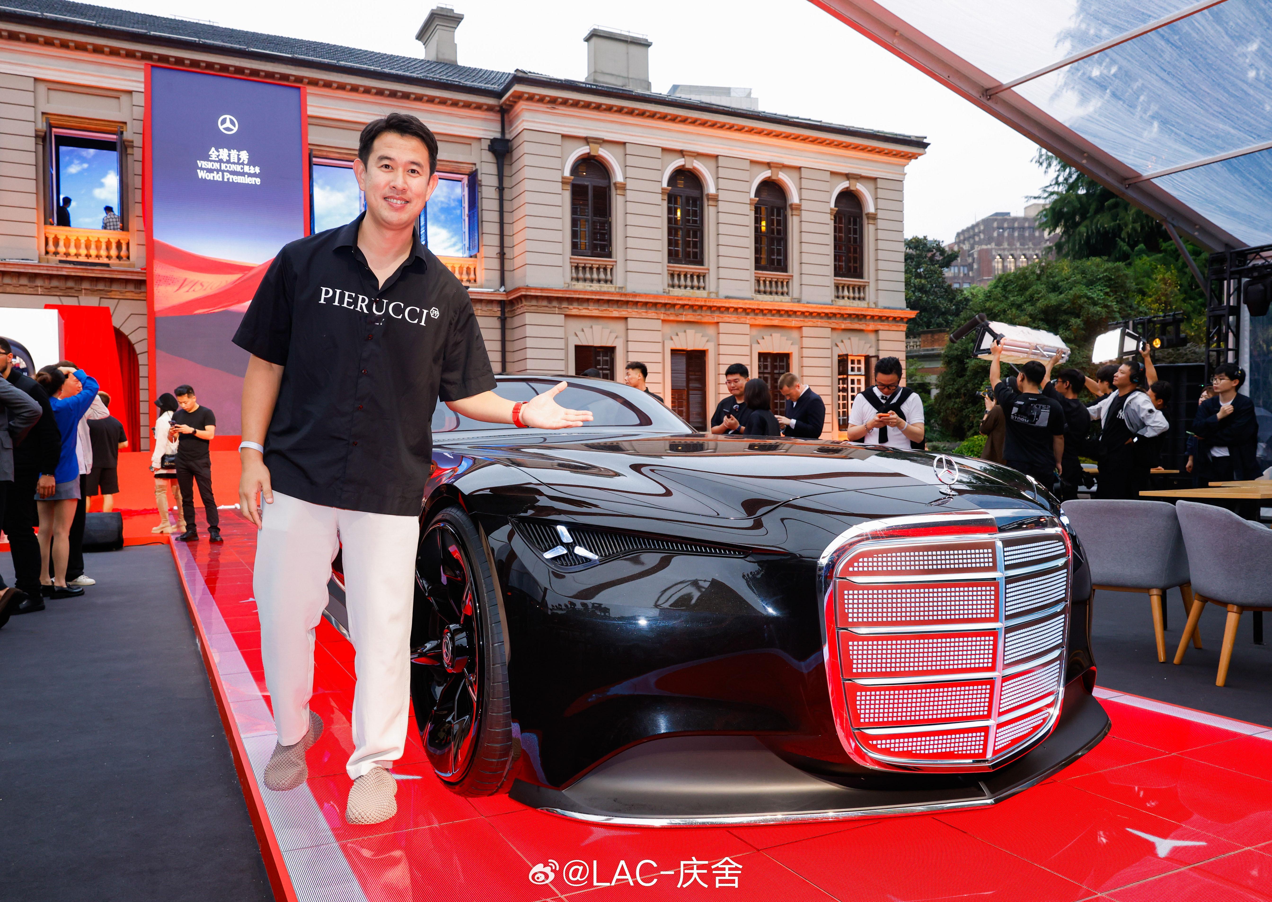 奔驰VisionIconic概念车光洁如镜的车身上不仅有极致精湛的漆面喷涂工艺