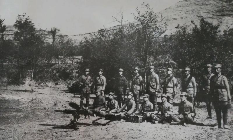 1953年冬，东北林场民兵抓获一个偷伐国营木材的老头，审讯时发现他左腿裤管里缠着