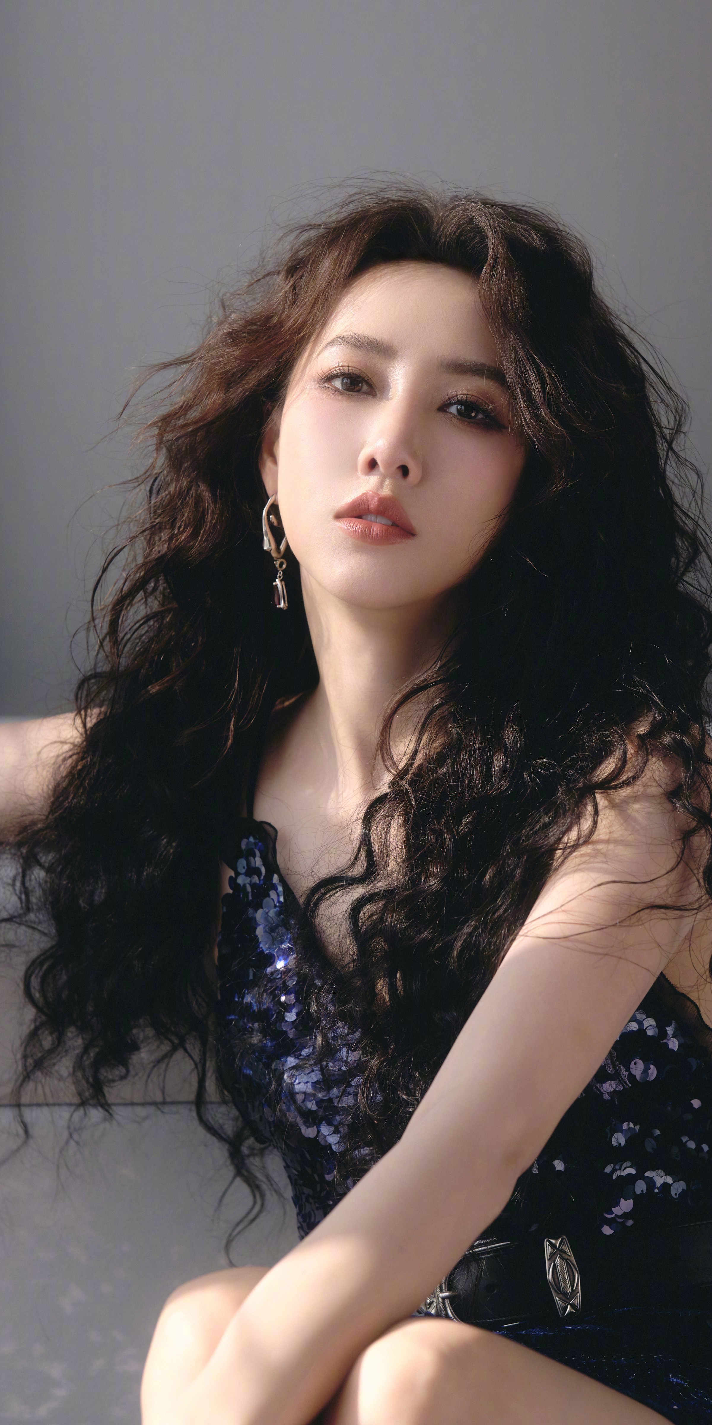 弦子壁纸精选：卷发蓝裙，酷美怡人。弦子