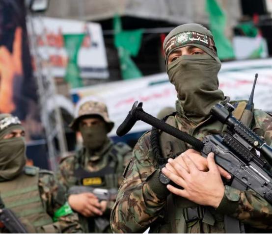 加沙地区寒冬缺吃喝，缺乏住房！以色列给出一个方案，哈马斯还有6万把AK-47突击