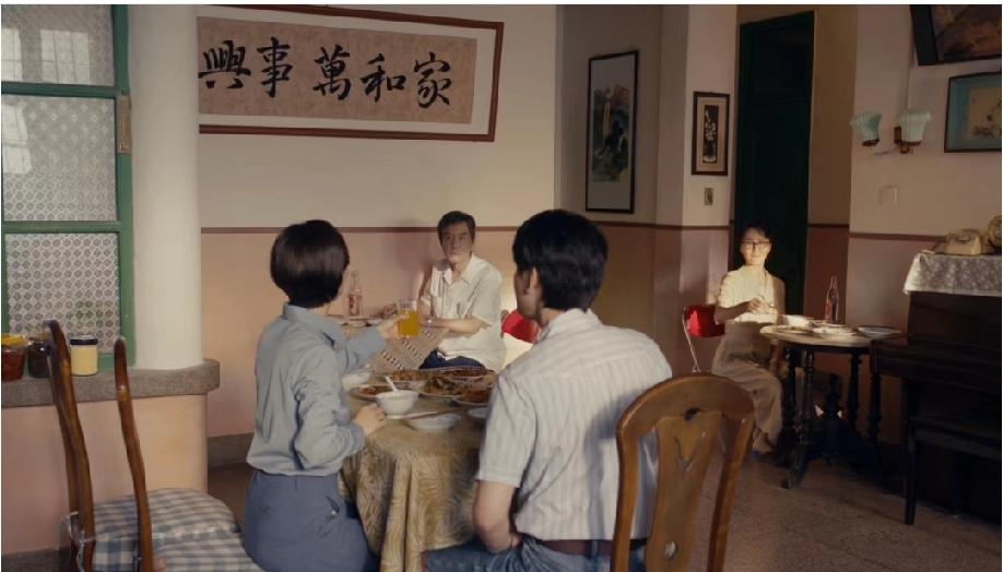 《小城大事》里面的几个bug。1、那个年代家里面客厅真的会挂一幅“家和万事兴”