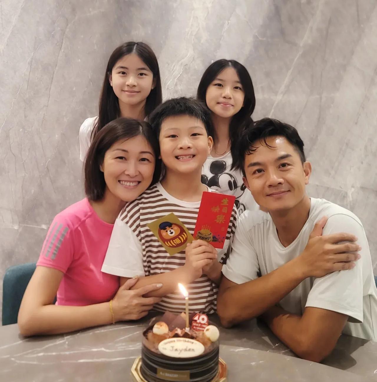 原来他们是夫妻！3个孩子长得都好可爱近日，前TVB女星陈琪在个人社交账号上分享