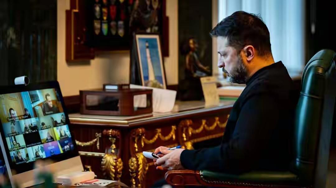 泽连斯基要求基辅市政府核查至今仍未供暖的住宅楼数量，基辅市长克利钦科转头就给出1