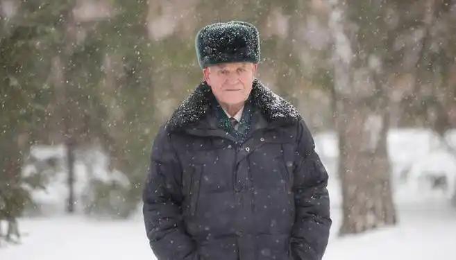 脑梗和戴帽子有关？医生再三劝告：66岁后，温度低要注意这4件事急诊室有天清早