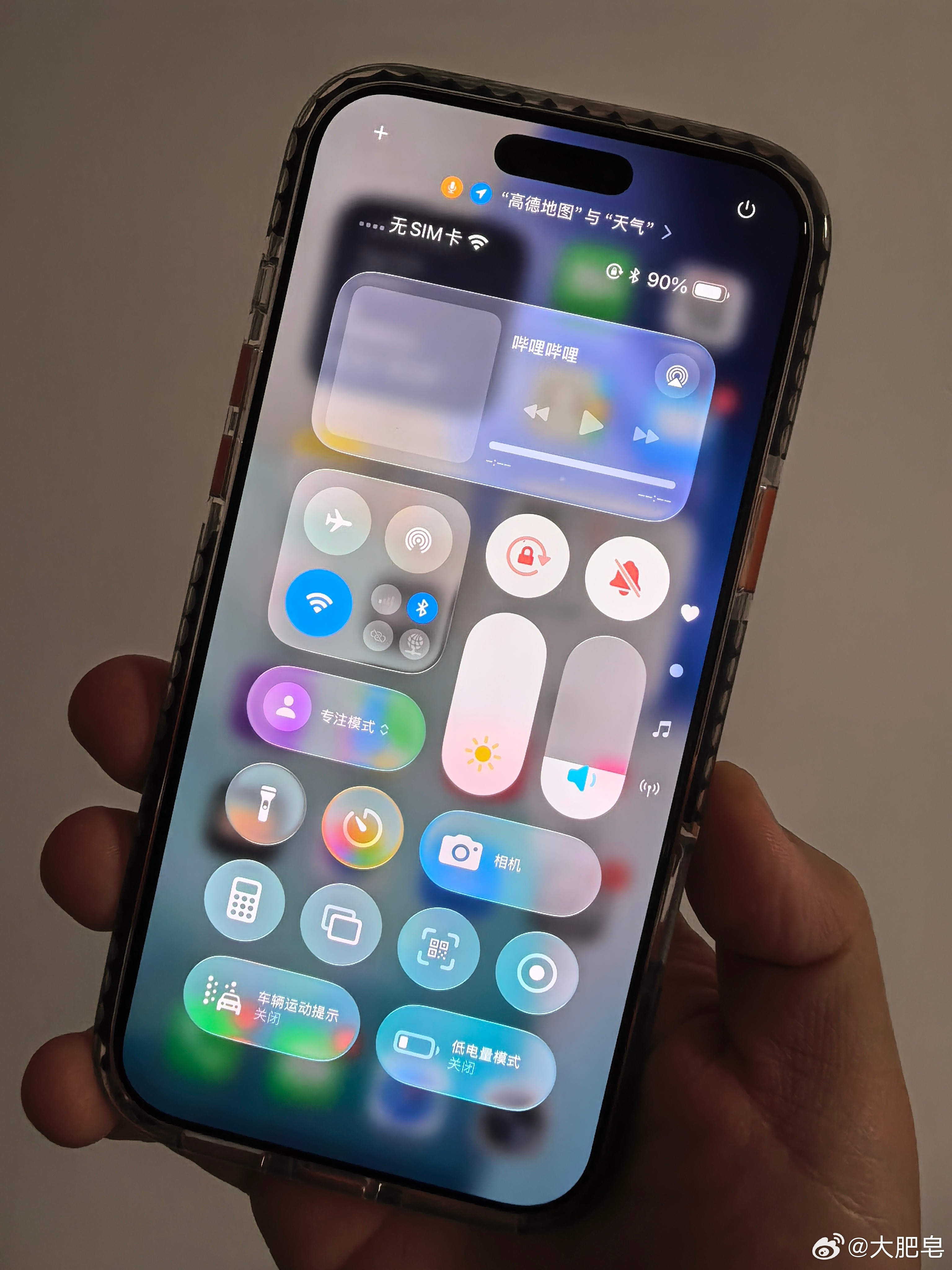 全玻璃iPhone如果你了解苹果，你会发现苹果会在他们的邀请函，发布会，甚至是