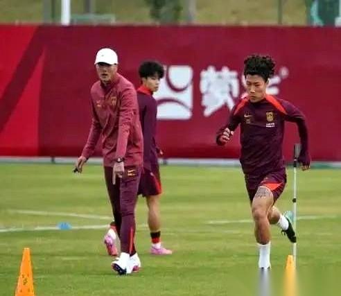 国足主帅邵佳一，第一天集训就把老将们练趴了。广东肇庆的训练场，哨声一响，就是三
