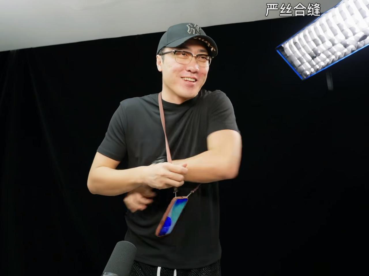 真的看笑了[笑着哭]王自如直播开箱iPhone17，体验了苹果那个卖四百多的挂绳，