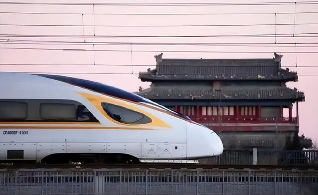 中国高铁就快被粪便淹没了！2023年，香港评论家史蒂芬•陈声称，中国高铁“粪便处