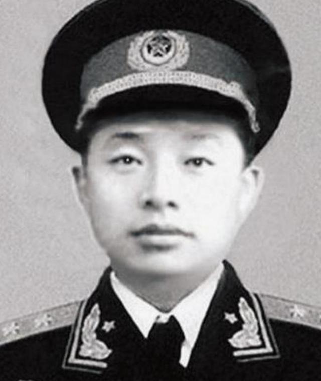 1955年，这张年轻稚嫩的面庞，却肩扛中将军衔，实在令人惊叹，这位将军便是“万岁