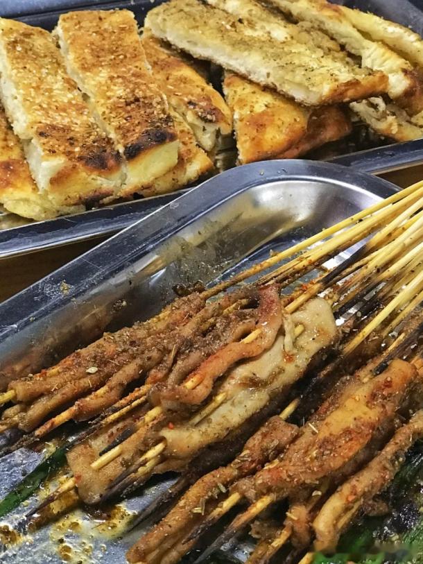 谁懂济源美食含金量！从早到晚烟火不间断。早餐必吃非遗鸡蛋不翻，伏天羊肉汤以热祛湿