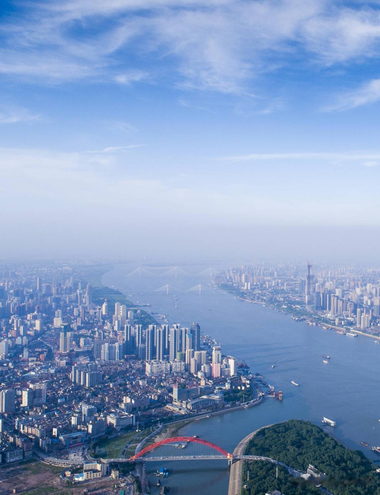 别说的那么好听，武汉不可能不想追赶超越成都和杭州！只是现实情况也没法超！成都多