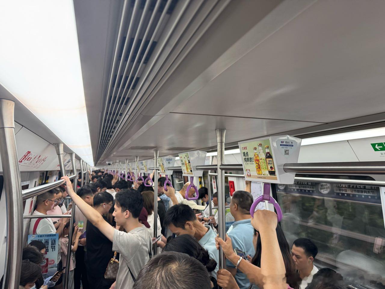 深圳地铁网友：2026年8月29日（周六）深圳地铁晚高峰客流画面投稿。图1为18