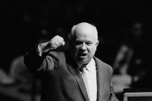 赫鲁晓夫说，“航母就是靶子，海上棺材”，然而实验后才发现，要击沉落单的航母需要2