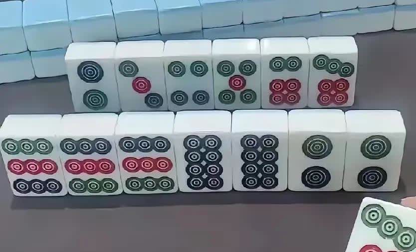 昨晚在楼上打麻将，老公拿来以下这手牌，摸到一张七饼，毫不犹豫就打掉了！我