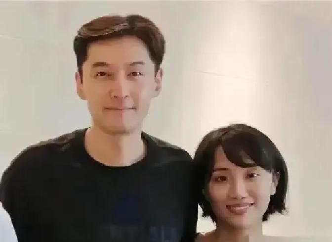 都说胡歌娶经纪人是“下娶”，是颜值上的不般配。我看过一组没流传开的婚礼照片