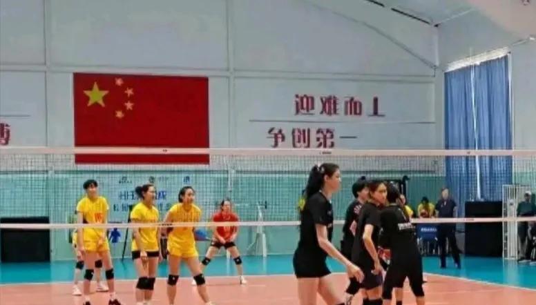 朱婷受伤没回来国家队打比赛，某些个人粉喷了几年说不爱国！李盈莹从网友拍的视频来看