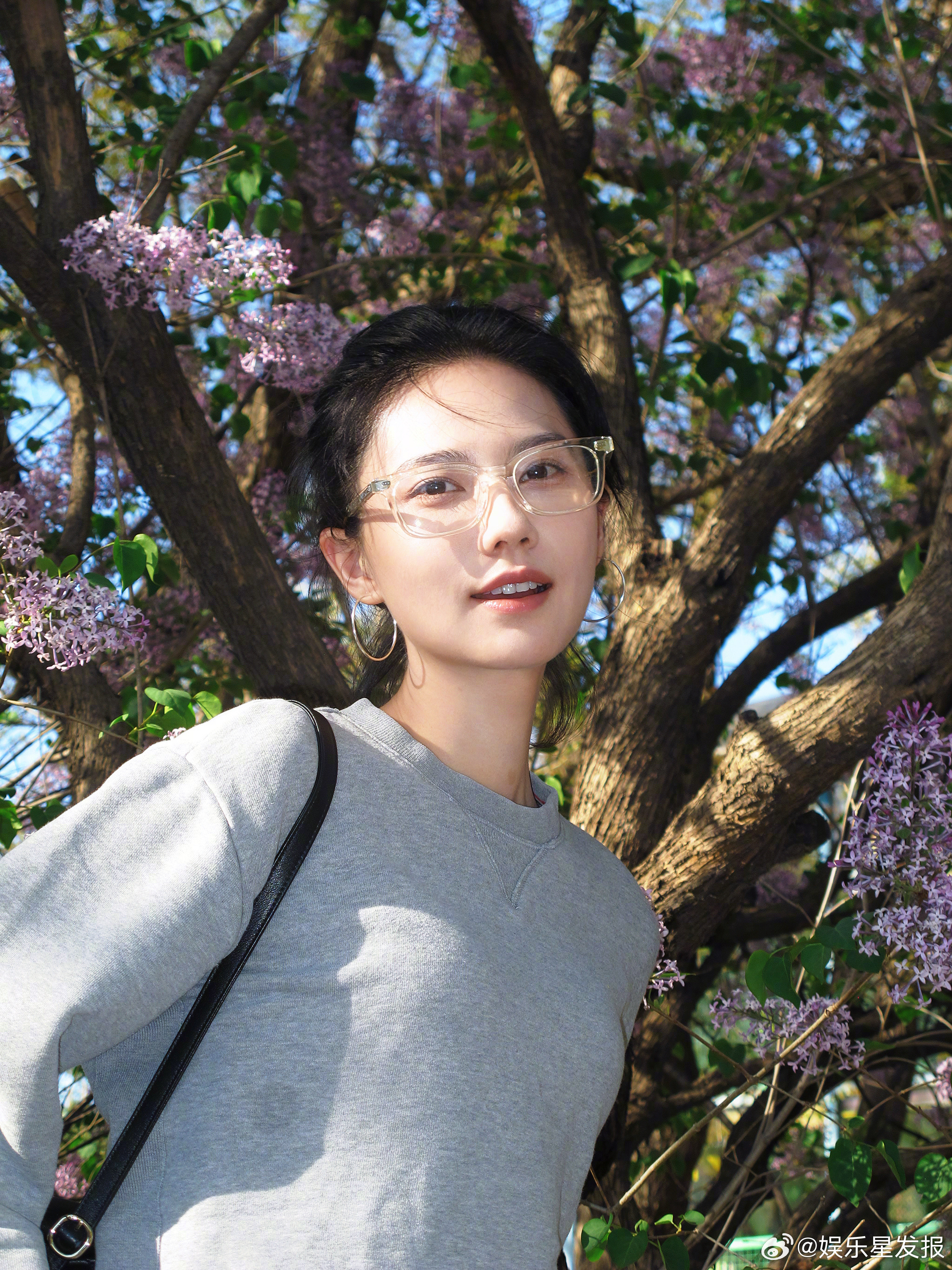 姜珮瑶沉浸式打卡面包节姜珮瑶 面包脑袋 原来姜珮瑶也是面包脑袋！逛面包节开心到藏