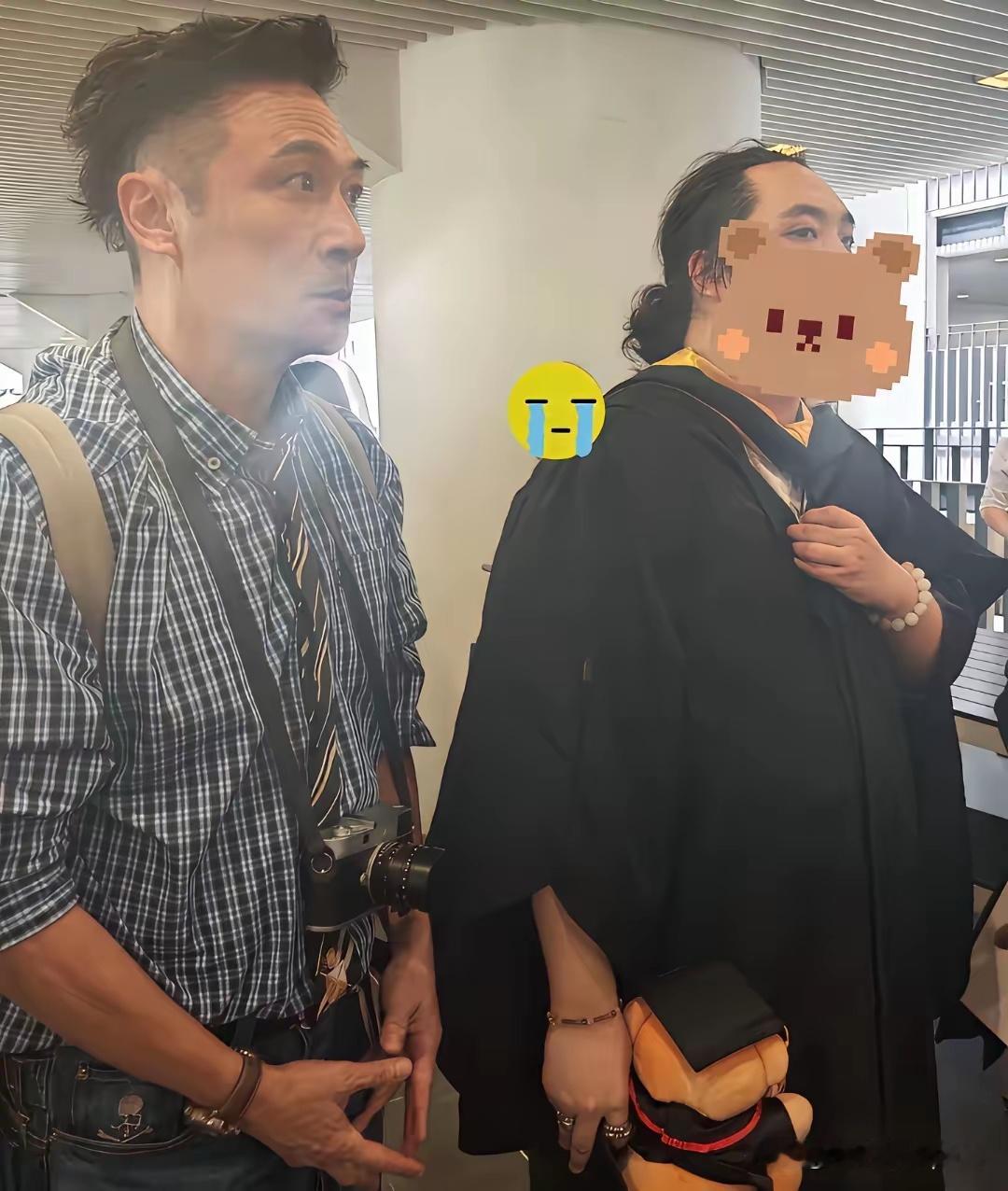 吴镇宇这儿子跟小时候比，真是反差太大了，怎么会胖成这样。爸爸是型男，妈妈是美女，