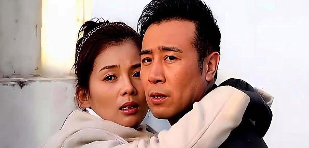 于和伟和刘涛拍吻戏的时候，刘涛直接说：“你嘴里这烟味也太重了！”没想到于和伟轻轻