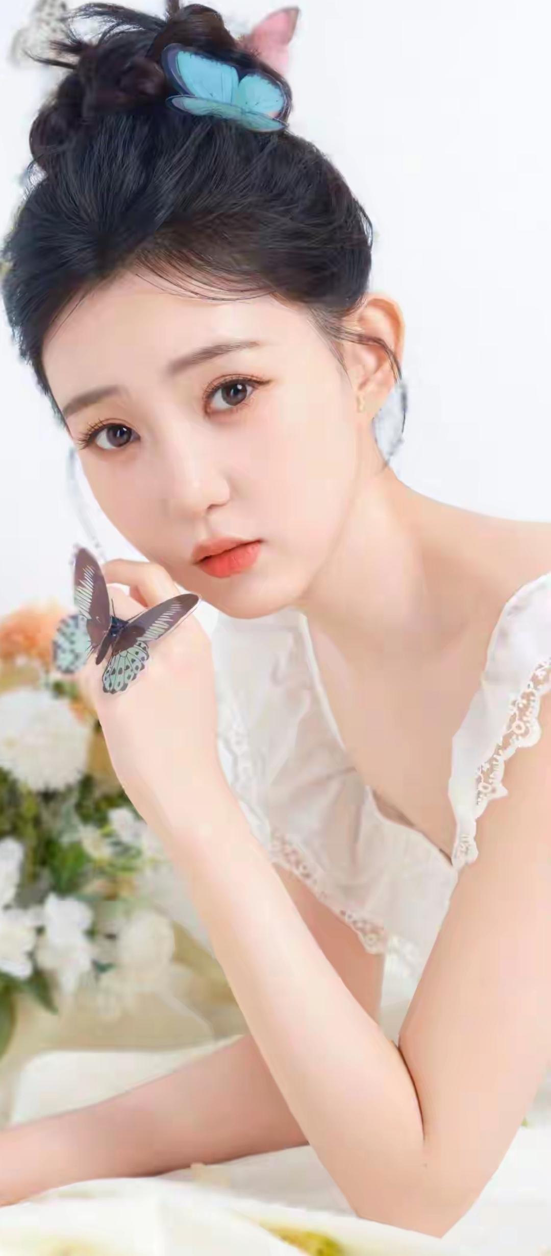 花间蝴蝶舞，美人笑语生。