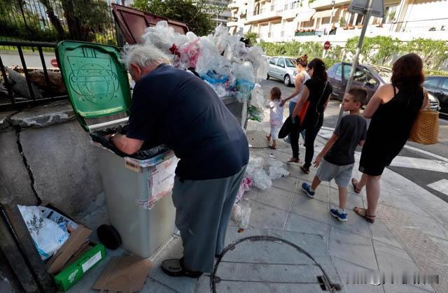 拿着安稳养老金，还和更需要的人争一口“残羹”现在小区里最讽刺的景象，莫过于一群