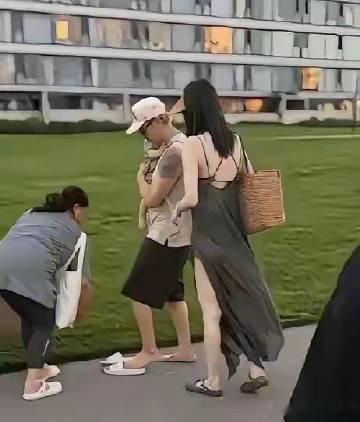 陈伟霆抱娃脚踩地太接地气！何穗露背裙抢镜，这对夫妻真会过日子