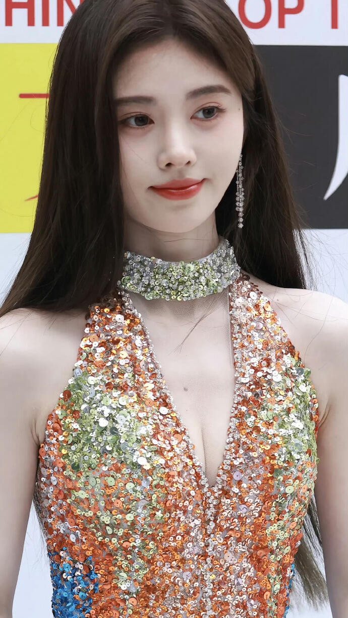 鞠婧祎！深V亮片裙裹出好身段，锁骨杀！