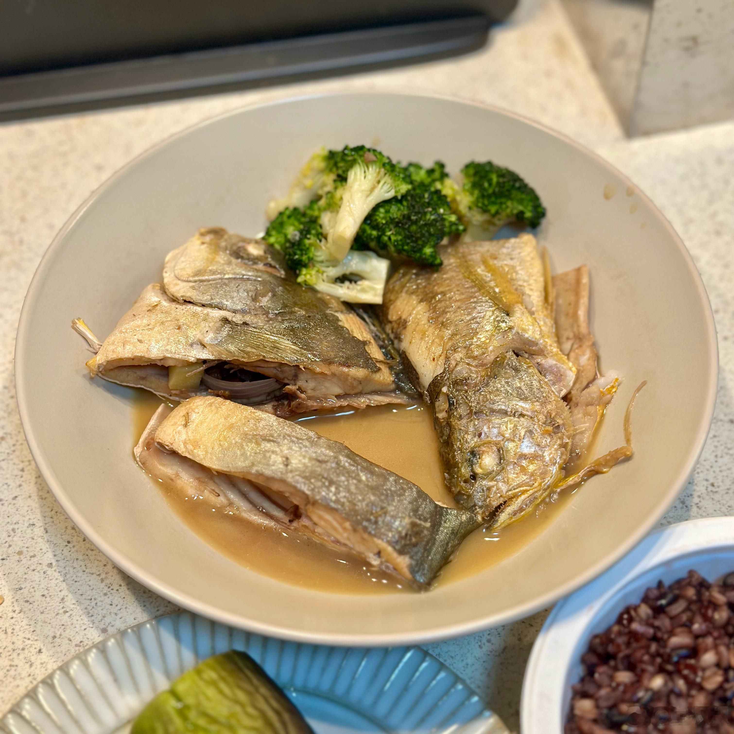晚餐。烧杂鱼，蒸茄子，杂粮饭。还吃了土豆和红薯。