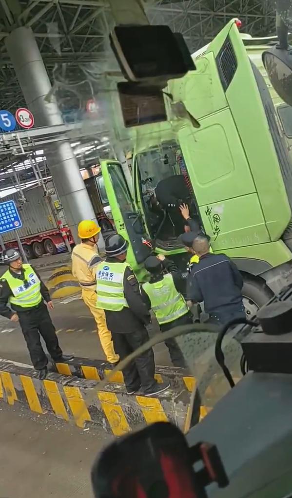 11月5日，上海某码头进口处，一位卡友突然猝死，倒在方向盘上...