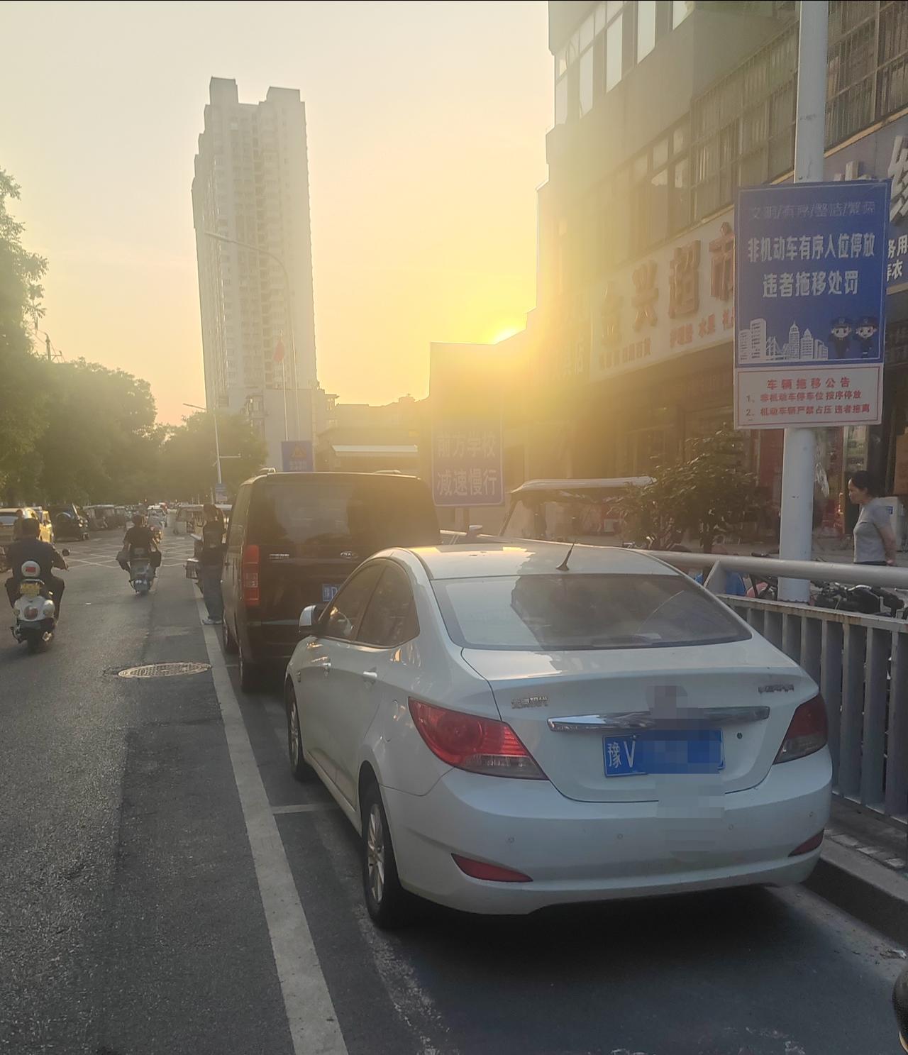 第22天！曾有网友说，曙光街这段单行道上的禁停告示牌是吓唬外地司机的，但看来这