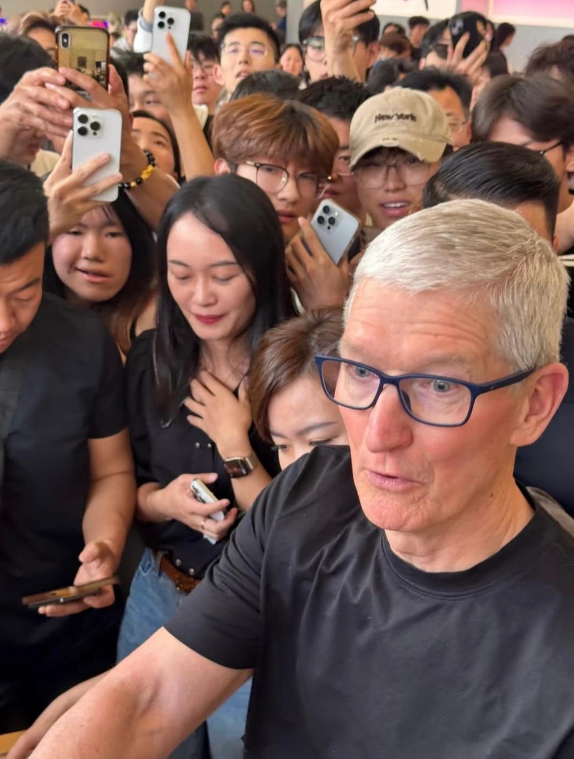 IDC：预计2026年全球折叠屏手机市场同比增幅将达到30%。Counterpo