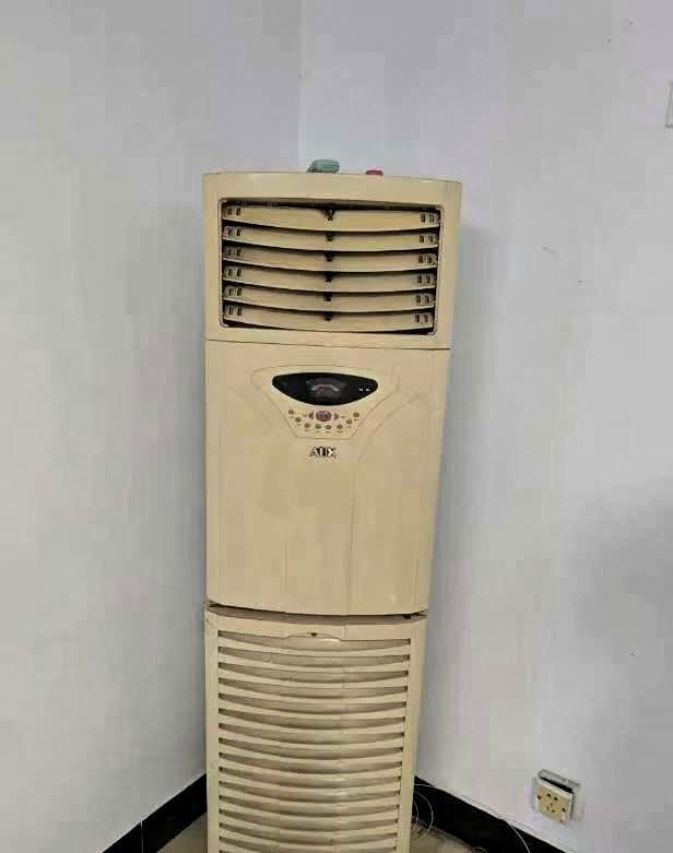 趁着铜价高，我拆了台报废空调卖铜。我家那台报废空调，收废品的上门看了看，开口