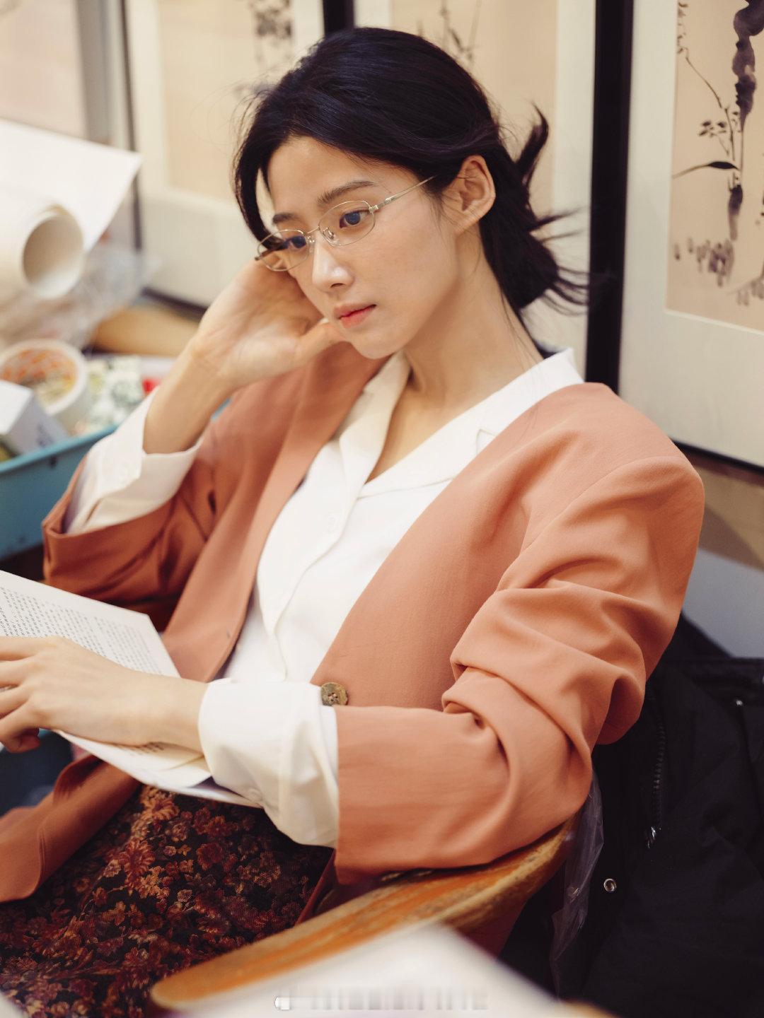 卢昱晓现在咖位算不算尴尬？95热门的流量生不愿意跟她平，去做95生二番又感觉亏了