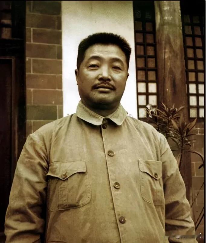 薛明回忆：时隔不久，林彪、江青找到了贺龙的藏身之地，不知他们对警卫和看管人员作了